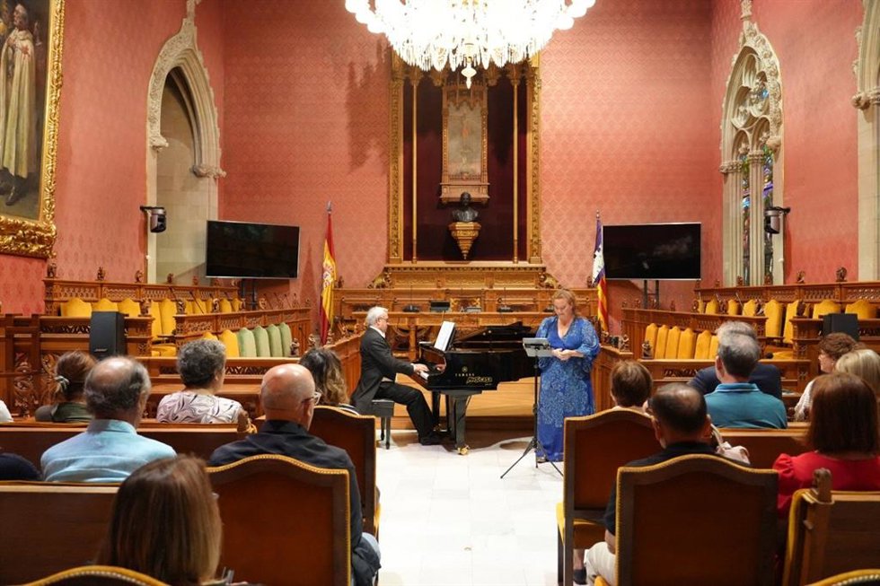 Unas 50 personas asisten al estreno de un ciclo de conciertos en el Palacio del Consell.