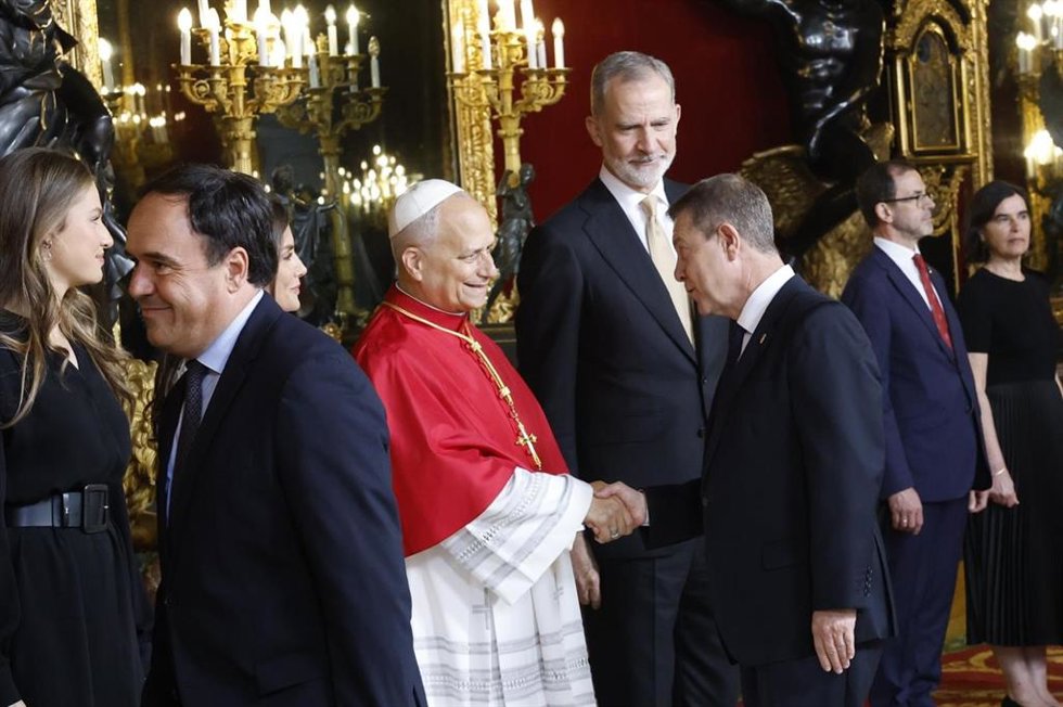 El presidente de Castilla-La Mancha, Emiliano García-Page, ha participado en la ceremonia oficial de bienvenida que han ofrecido Sus Majestades los Reyes a Su Santidad el Papa León XIV en el Palacio Real de Madrid.