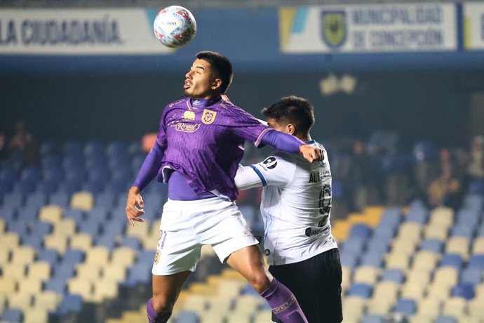 Futbol, Deportes Concepcion vs Huachipato Fase de grupos, Copa de la Liga 2026. El jugador de Deportes Concepcion Nelson Sepulveda, izquierda, juega el balon contra Huachipato durante el partido de la Copa de la Liga disputado en el estadio Ester Roa de