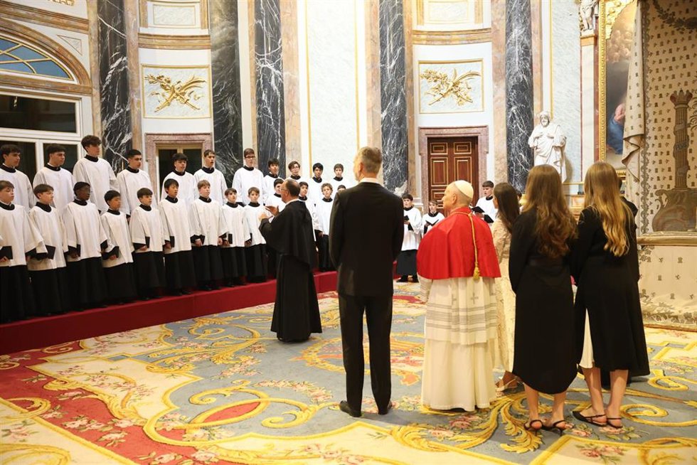 Los Reyes sorprenden al Papa con un 'Ave María' interpretado por la Escolonía del Escorial en la capilla real