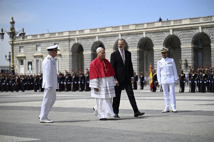 El Rey Felipe VI asiste a la ceremonia de bienvenida al Papa León XIV en el Palacio Real