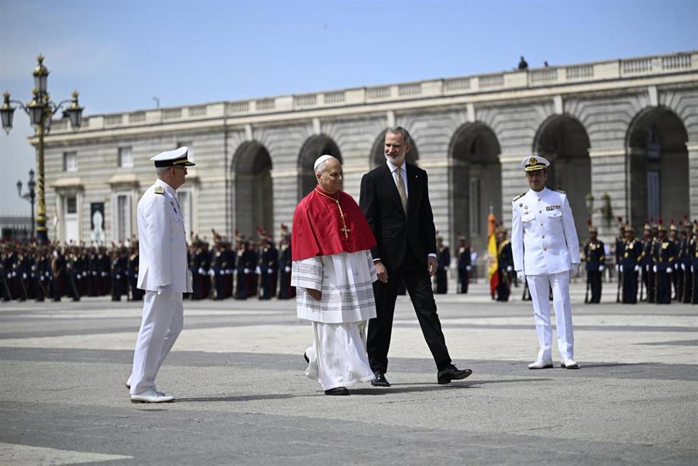 El Rey Felipe VI asiste a la ceremonia de bienvenida al Papa León XIV en el Palacio Real