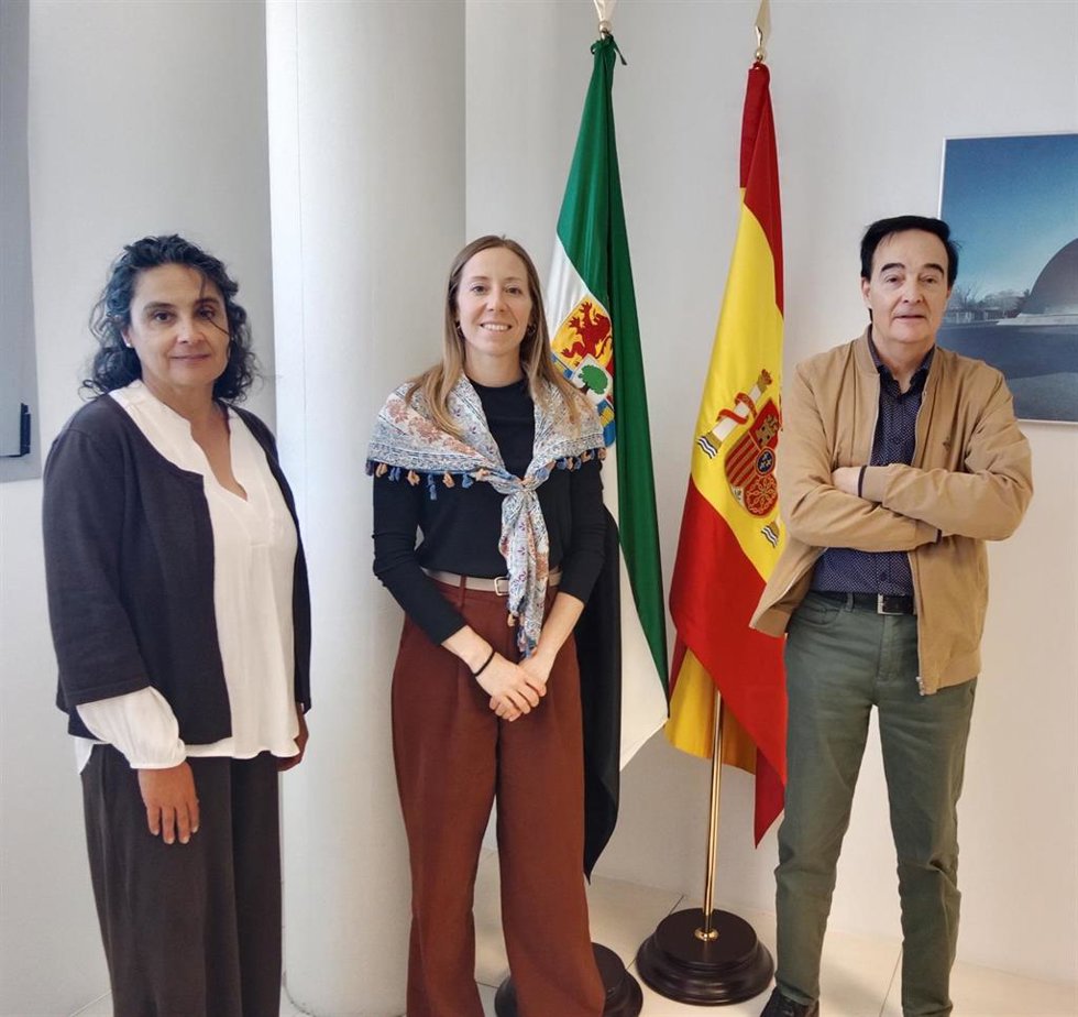 La directora de Otaex, Asunción Muñoz; la secretaria general de Arquitectura de la Junta de Extremadura, Lidia López Paniagua; y el presidente de Apamex, Jesús Gumiel, en una reunión celebrada esta semana acerca de los Premios Otaex 2026.