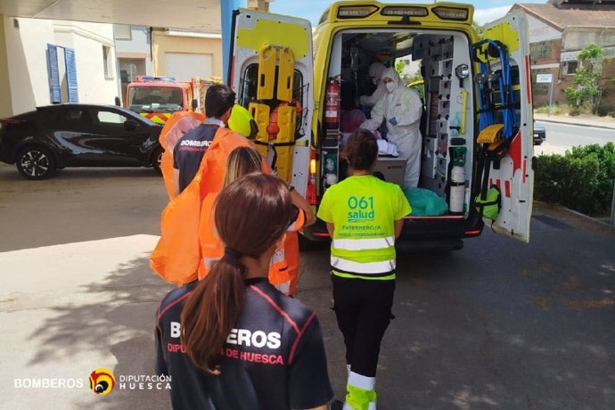 Ambulancia en la que este viernes fue trasladado el trabajador intoxicado en una empresa de Tamarite de Litera