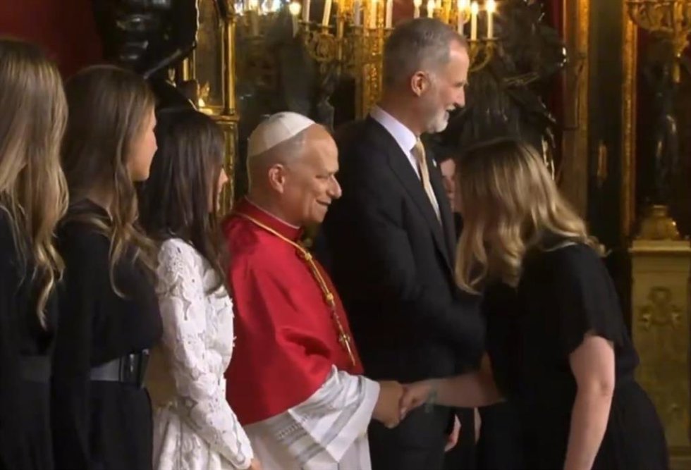 La presidenta del Govern, Marga Prohens, saluda al Papa León XIV.
