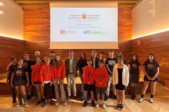 El director general de Comercio y Consumo, Pablo Ezcurra, con los equipos ganadores de esta nueva edición del certamen Consumópolis.