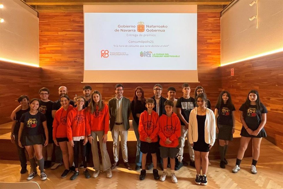 El director general de Comercio y Consumo, Pablo Ezcurra, con los equipos ganadores de esta nueva edición del certamen Consumópolis.