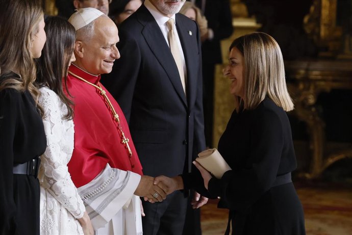 La presidenta de Cantabria, María José Sáenz de Buruaga (d), saluda al papa León XIV en presencia del rey Felipe VI, durante el tradicional besamanos que ha tenido lugar en el Salón del Trono del Palacio Real