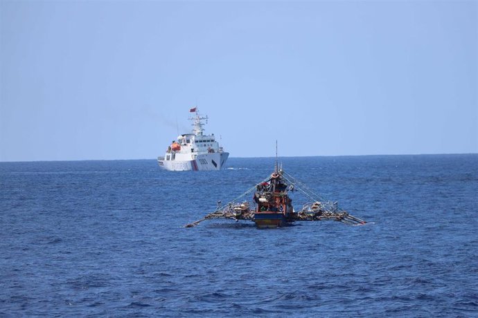 Archivo - El buque guardacostas chino Hailing, al fondo de la imagen, persigue a un pesquero filipino en aguas del mar de la China Meridional  