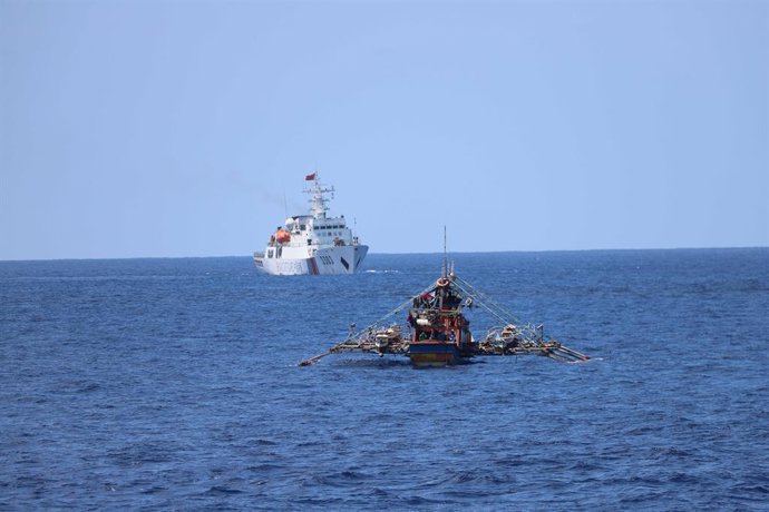 Archivo - SOUTH CHINA SEA, March 1, 2026  -- China Coast Guard (CCG) vessel Hailing lawfully expels a Philippine fishing boat in waters off China's Huangyan Dao in the South China Sea, Feb. 27, 2026. The CCG on Friday drove away Philippine vessels that il