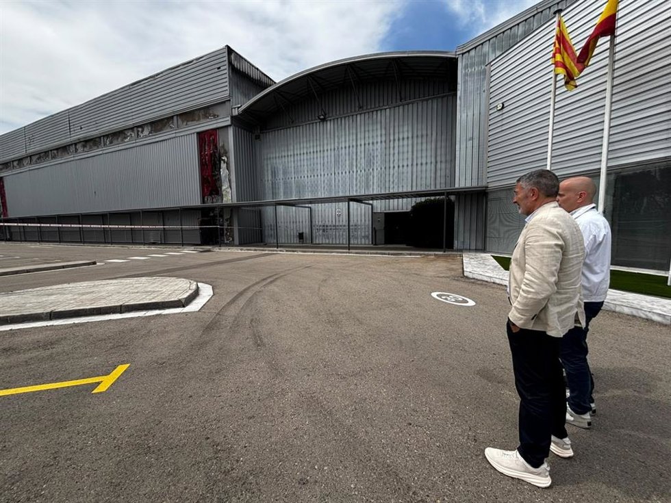El conseller de Empresa, Miquel Sàmper (i), y el presidente de Montesa Honda, Xavier Rafecas (d) durante la visita a la nave incendiada