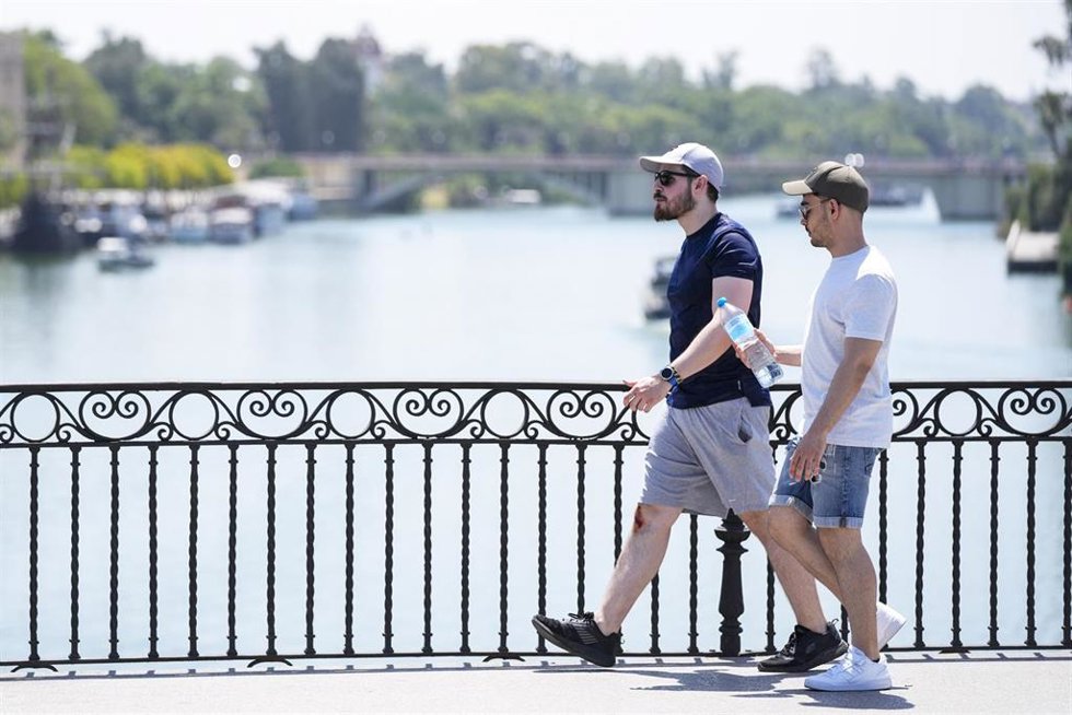 Archivo - Un joven porta una botella de agua para sofocar el calor, a 30 de mayo de 2024 en Sevilla (Andalucía, España).