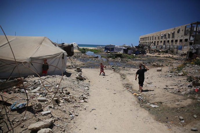 Imagen de archivo de niños desplazados palestinos en la ciudad de Gaza durante la guerra 