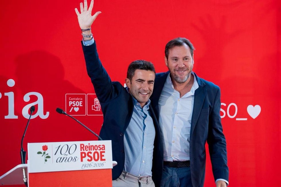 El ministro Óscar Puente y el secretario general del PSOE de Cantabria, Pedro Casares
