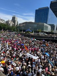 Cientos de jóvenes llegan a la Plaza de Lima para asistir a la vigilia: "Esperamos un mensaje de esperanza"