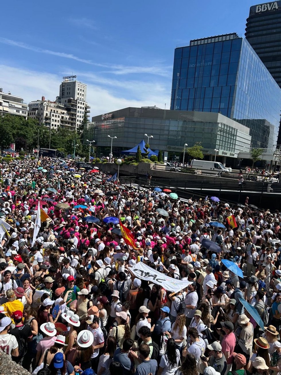 Cientos de jóvenes se preparan para asistir a la vigilia presidida por León XIV, este 6 de junio en la Plaza de Lima de Madrid