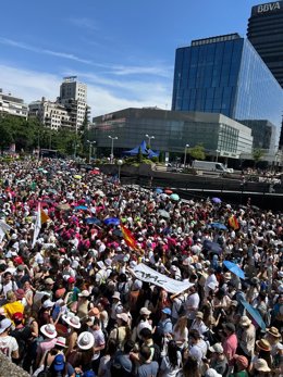 Cientos de jóvenes se preparan para asistir a la vigilia presidida por León XIV, este 6 de junio en la Plaza de Lima de Madrid