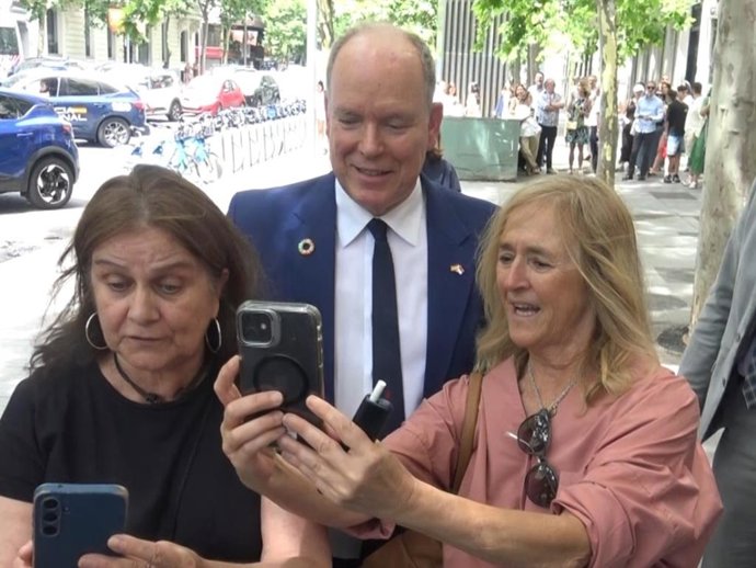Alberto II de Mónaco en Madrid con sus fans