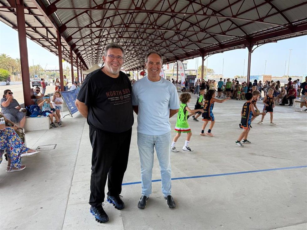 El concejal de Ciudad Activa, Movilidad Urbana y Deporte del Ayuntamiento de Almería, Antonio Casimiro, junto al delegado provincial de la Federación Andaluza de Baloncesto, José Cara, en El Tinglado.