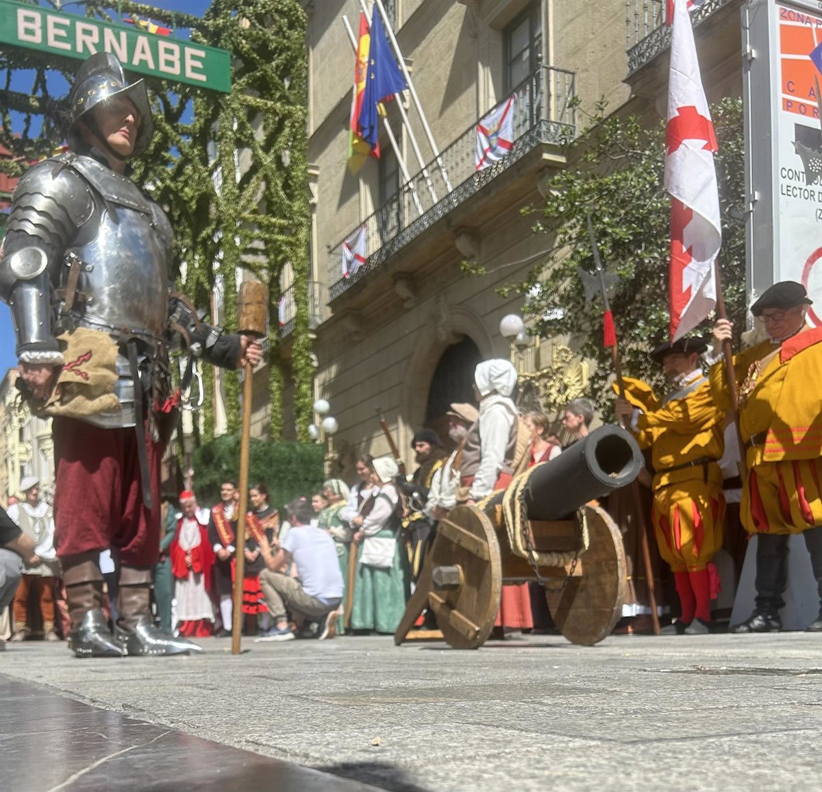 La visita del Emperador Carlos V y representaciones teatrales centran la programación de mañana de San Bernabé