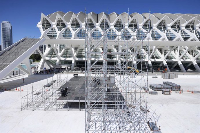 Preparativos para el Festival de les Arts, en la Ciudad de las Artes y las Ciencias, a 28 de mayo de 2026. 