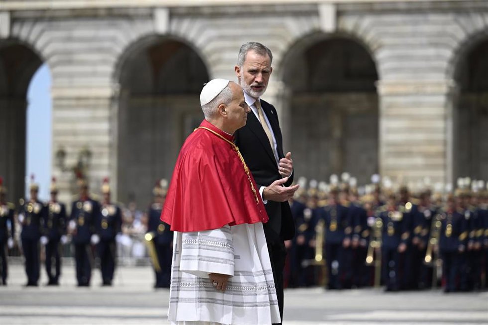 El Rey Felipe VI asiste a la ceremonia de bienvenida al Papa León XIV en el Palacio Real 