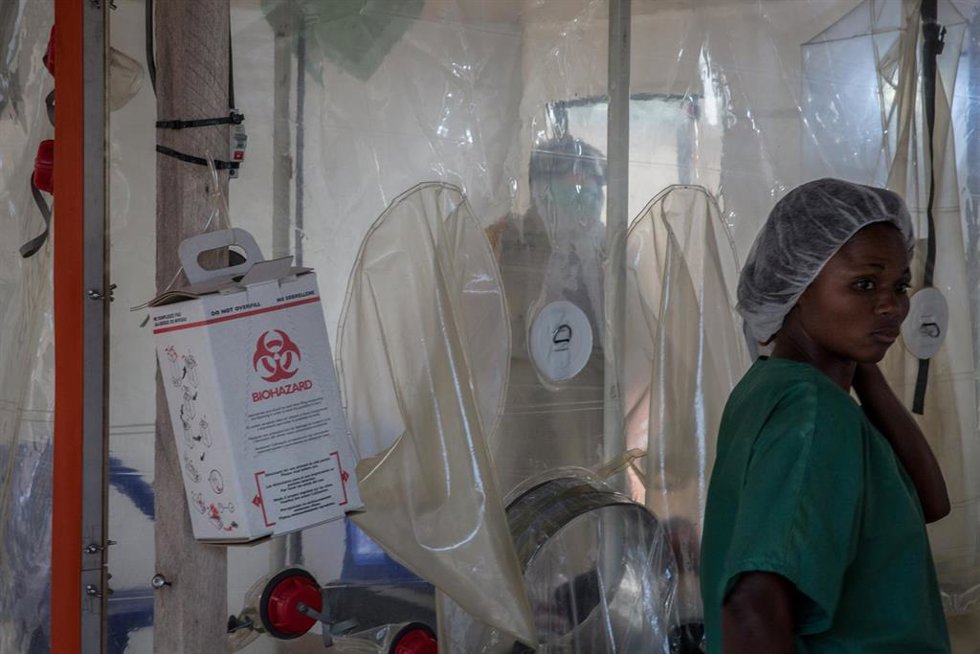 Archivo - Imagen de profesionales médicos durante el brote de ébola en RDC, en junio de 2026 