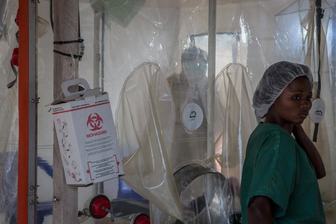 Archivo - Arquivo - 12 de junho de 2019 - Beni, República Democrática do Congo - Um médico usando equipamento de proteção completo conversa com um paciente no centro de tratamento do ebola em Beni, no leste da República Democrática do Congo. A RDC está pa