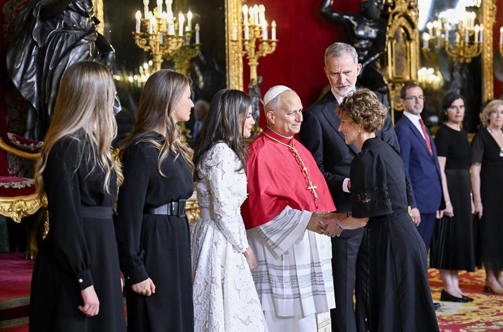 La presidenta del Gobierno de Navarra, María Chivite, estrecha la mano de León XIV en presencia del Rey Felipe VI; la Reina Letizia; la Princesa Leonor; y la Infanta Sofía .