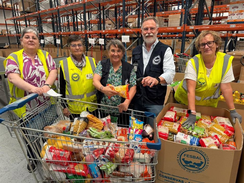 La presidenta de la Fundación Banco de Alimentos de Navarra, Marisol Villar, junto con voluntarios que han participado en la Gran Recogida de Alimentos 2026.