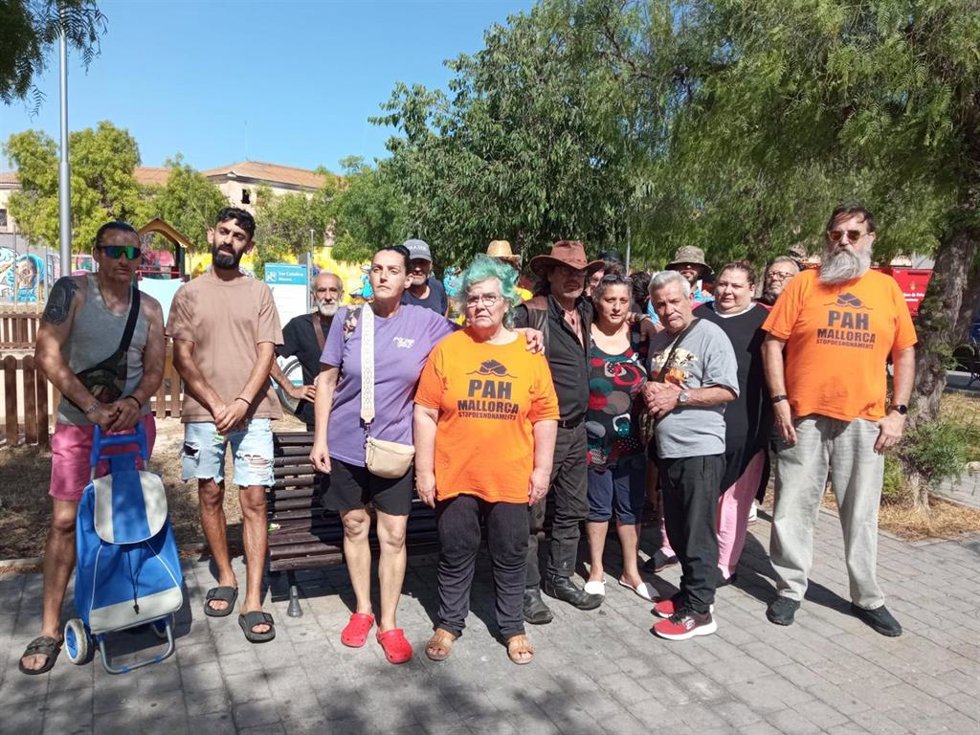 Representantes de la PAH, con moradores de la antigua prisión.