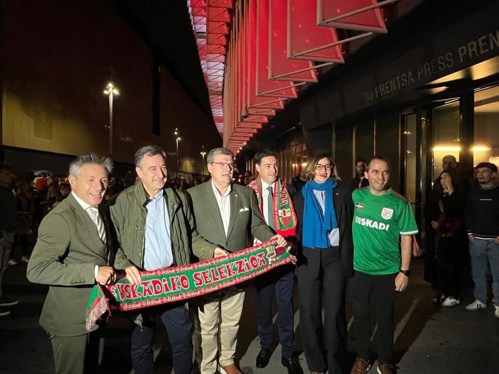 Archivo - El presidente del PNV, Aitor Esteban, junto al Lehendakari, Imanol Pradales, el presidente del PNV de Bizkaia, Iñigo Ansola, el alcalde de Bilbao, Juuan Mari Aburto, y la diputada general de Bizkaia, Elixabete Etxanobe