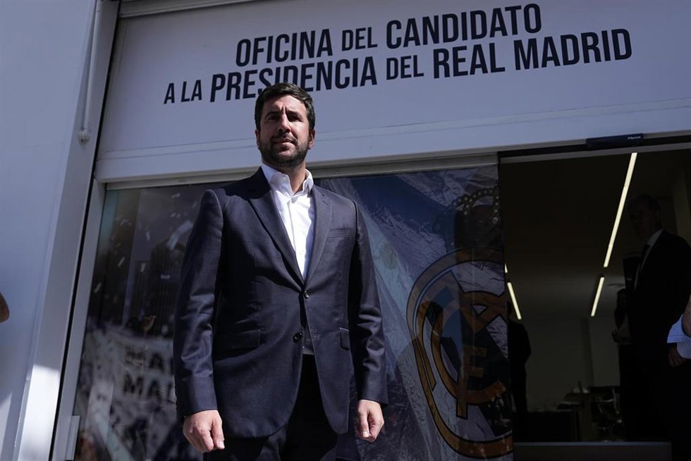 El candidato a la presidencia del Real Madrid Enrique Riquelme, en su sede electoral.