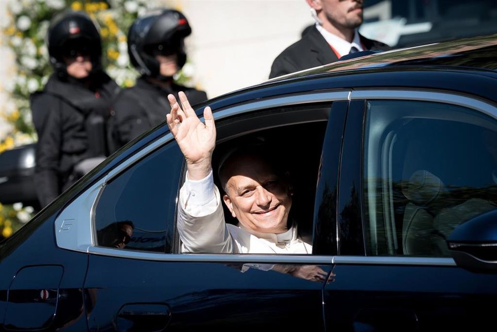 El Papa León XIV sale de la sede de la Nunciatura Apostólica, a 6 de junio de 2026, en Madrid (España). 