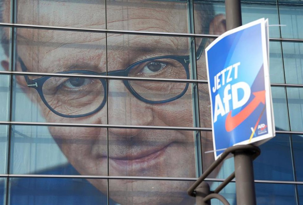Archivo - Imagen de Friedrich Merz junto a un cartel de Alternativa para Alemania (AfD)