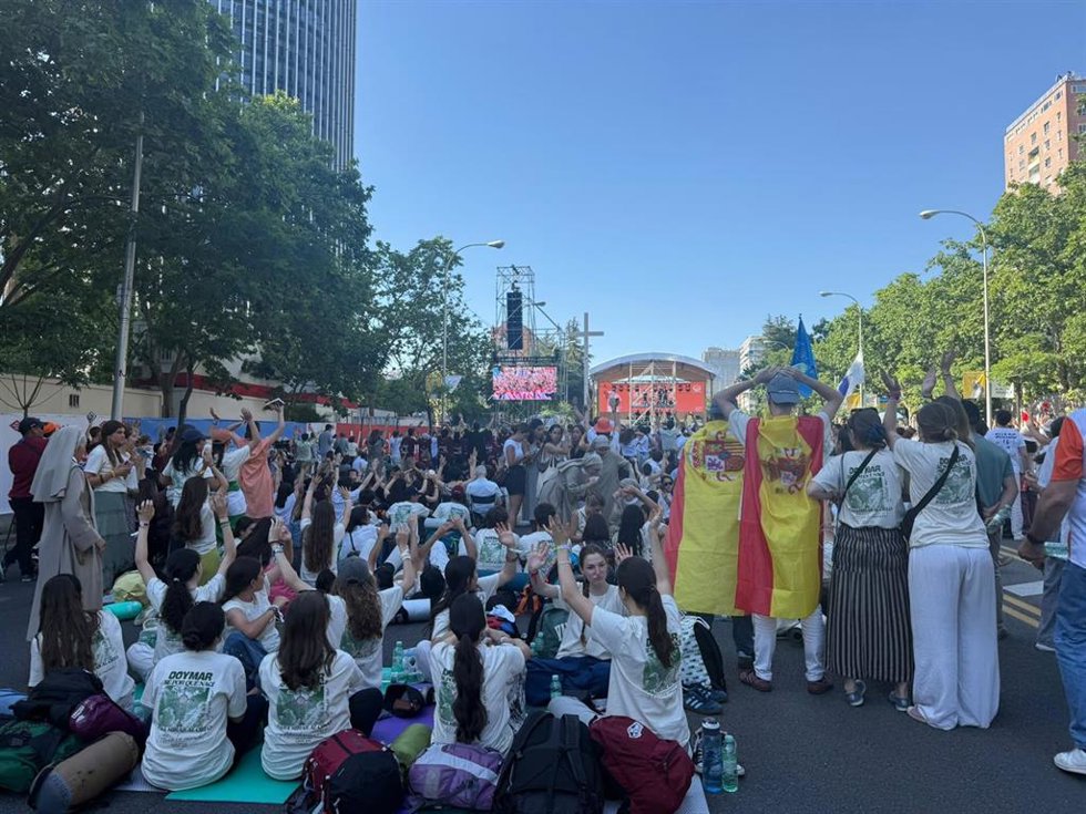 Miles de jóvenes esperan al Papa en Plaza de Lima