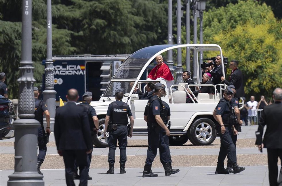 El Papa León XIV saluda desde el papamóvil tras su ceremonia de bienvenida en el Palacio Real, a 6 de junio de 2026, en Madrid (España). La recepción reúne a las máximas autoridades del Estado y de la Iglesia católica en España y marca el inicio oficial d