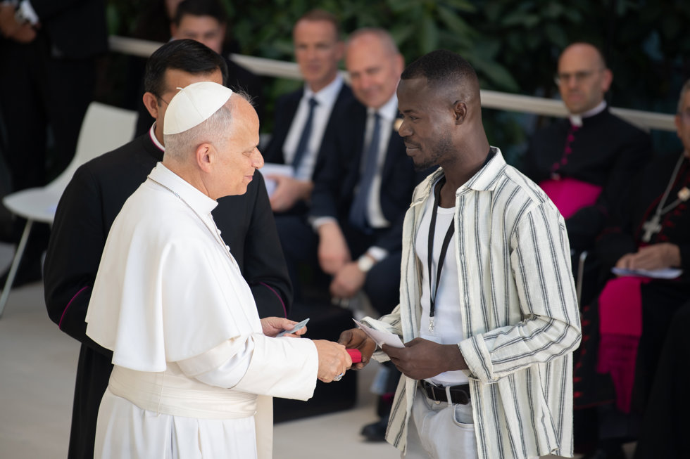El Papa León XIV, con Khadri, un inmigrante senegalés que encontró apoyo en Madrid.
