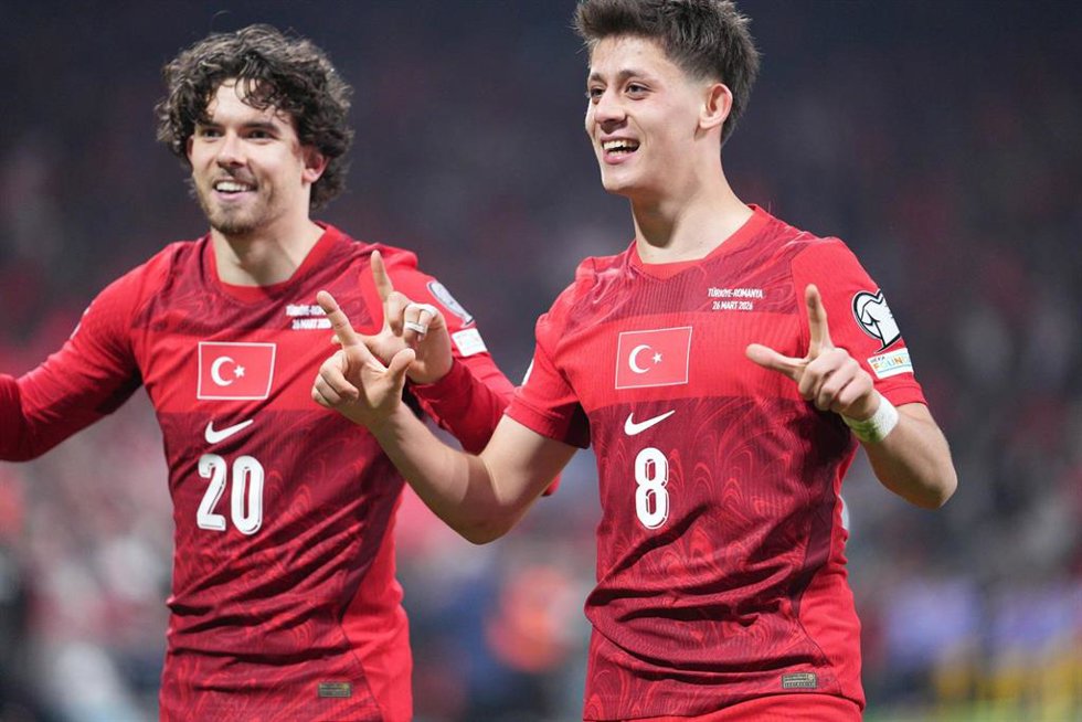 Archivo - Arda Güler celebra un gol con la selección turca.