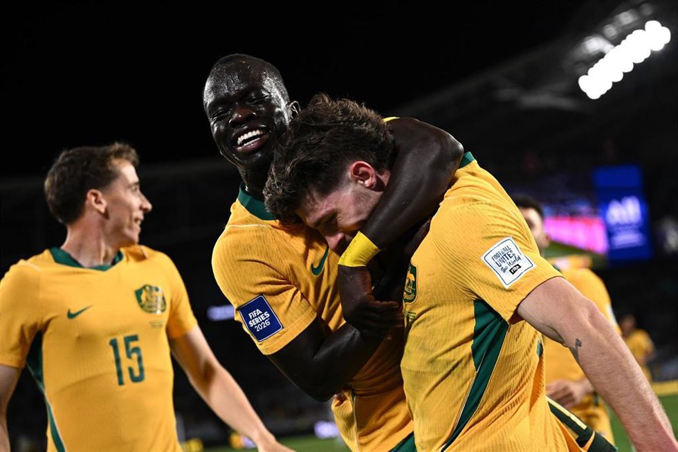 Archivo - Varios futbolistas australianos celebran un gol.