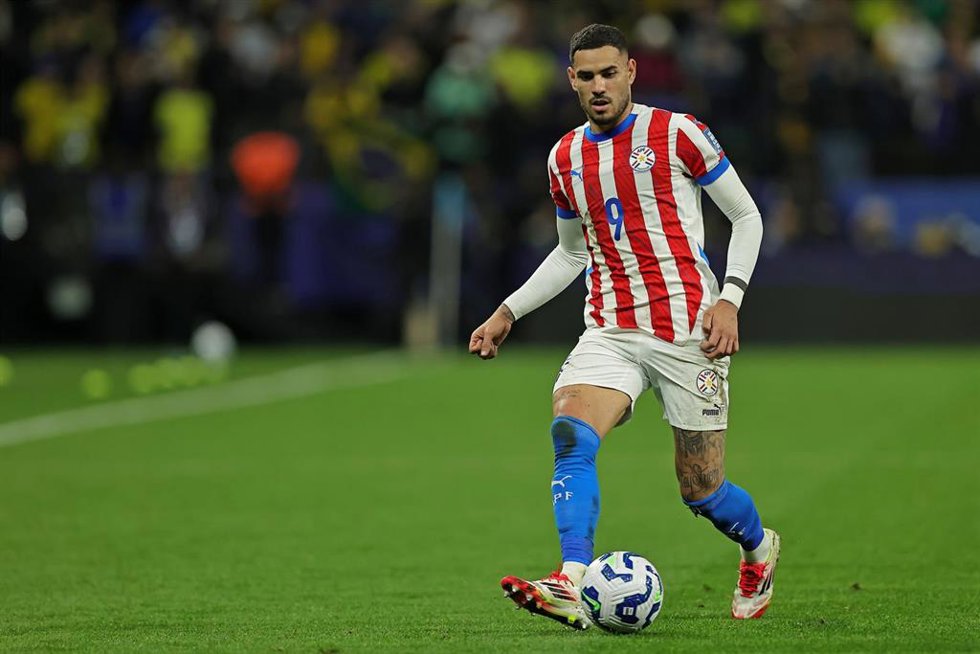 Archivo - Antonio Sanabria, en un partido con la selección paraguaya.