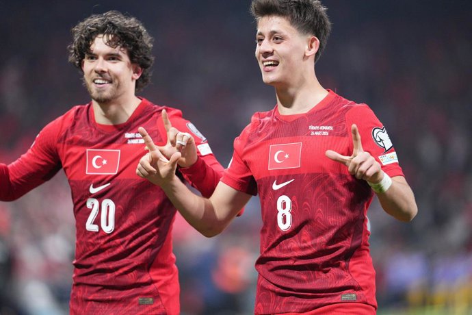 Archivo - March 26, 2026: ISTANBUL, TURKIYE - MARCH 26: Ferdi Kadioglu of Turkiye scores the opening goal and celebrates with Arda Guler of Turkiye during the 2026 World Cup Qualifying - UEFA, Playoff Semifinals match between Turkiye and Romania at Besikt