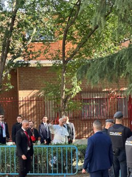 Un migrante senegalés entrega a León XIV su tarjeta de residencia como ejemplo de "esfuerzo y acogida"