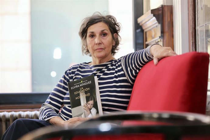 La vallisoletana Elvira Mínguez posa en la Feria del Libro de Valladolid con su libro 'La educación del monstruo', en el que reflexiona sobre los miedos heredados