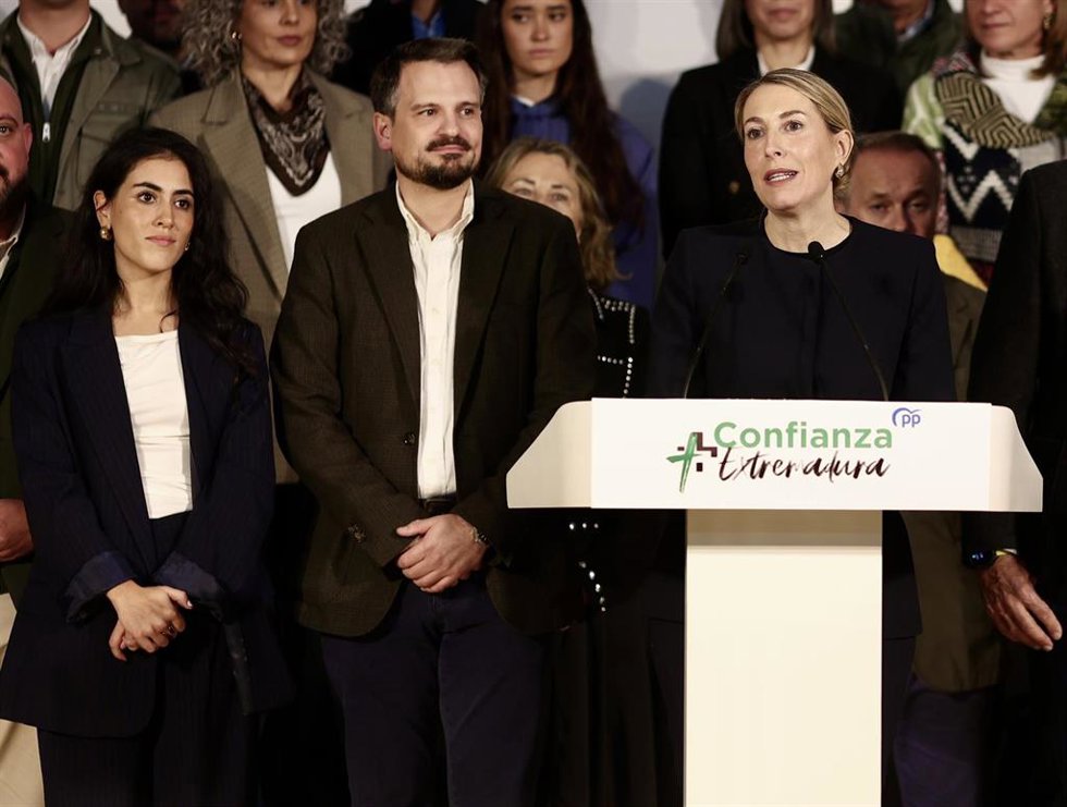 Archivo - La 'influencer' Zulema Romero (a la izquierda), junto al vicepresidente de la Junta de Extremadura, Abel Bautista, y la presidenta regional, María Guardiola, durante un acto de campaña para las elecciones de diciembre de 2025.