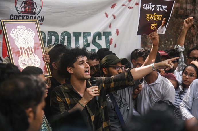 06 June 2026, India, New Delhi: Chief Spokesperson of the Cockroach Janta Party (CJP), Saurav Das, during a sit-in  by the Cockroach Janta Party (CJP) demanding the resignation of Indian Education Minister Dharmendra Pradhan. Photo: Kabir Jhangiani/ZUMA P