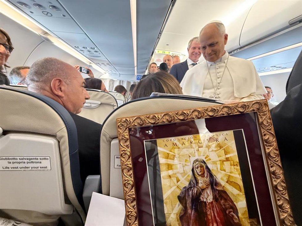 La lámina enmarcada de la Coronación Canónica de la Amargura, justo antes de ser entregada al Papa León XIV.
