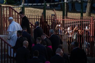 El Papa arribant a l'acte