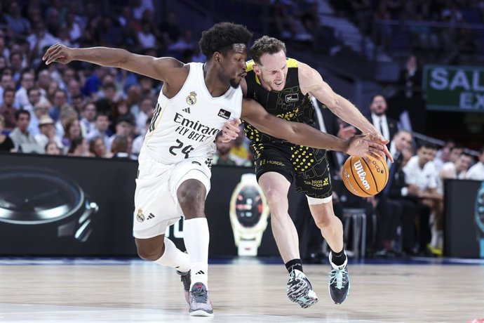 Andrés Feliz, do Real Madrid, e Marcelinho Huertas, do La Laguna Tenerife, em ação durante o primeiro jogo das quartas de final da Liga ACB Endesa, disputado entre o Real Madrid e o La Laguna Tenerife na Movistar Arena em 2 de junho de 2026, em 