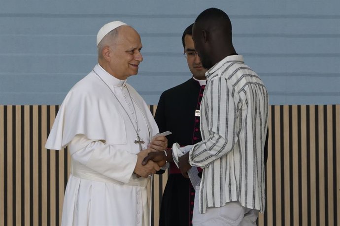 El Papa León XIV durante su visita a los operadores y asistidos del proyecto social CEDIA 24 horas, a 6 de junio de 2026, en Madrid (España). El Papa León XIV visita el centro de información y acogida de Cáritas donde se desarrolla el proyecto social CEDI